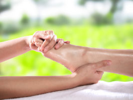 Buen masaje en los pies, relaja a las mujeres